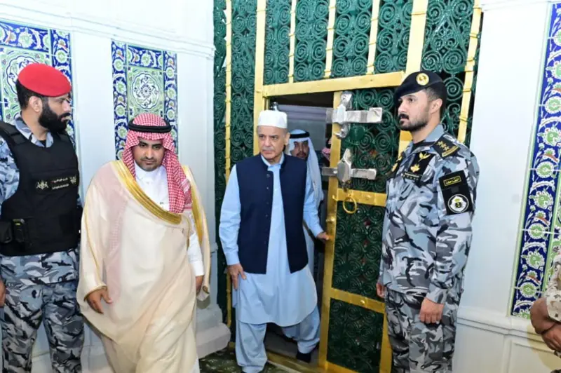 وزیراعظم شہباز شریف کی روضۂ رسول صلی اللہ علیہ وسلم پر حاضری ،ملک و قوم کی ترقی، خوشحالی ، دنیا بھر میں امن و آشتی کیلئے دعائیں کیں