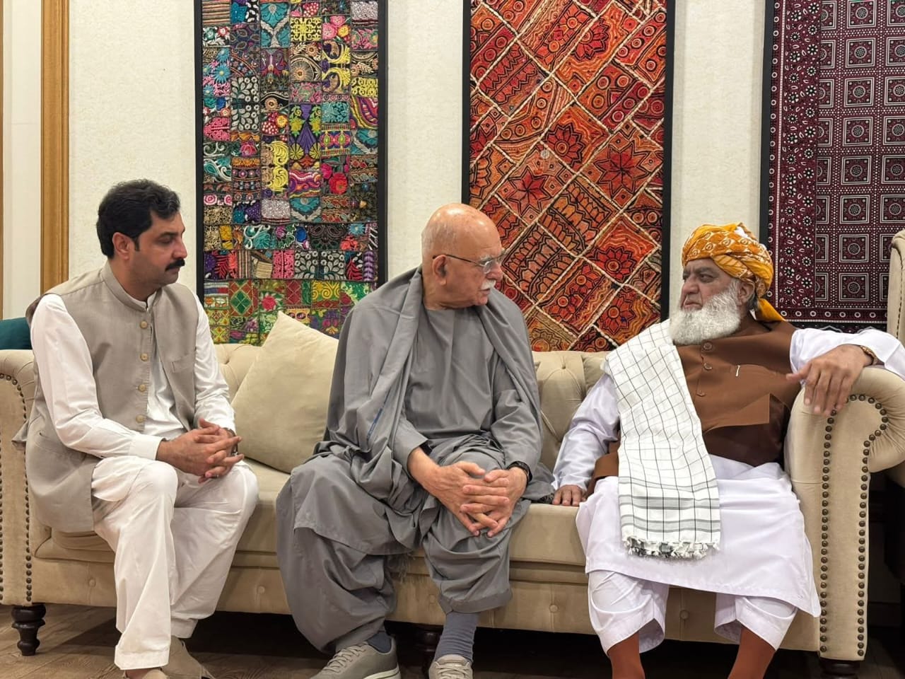 اپوزیشن لیڈر محمود خان اچکزئی اور مولانا فضل الرحمن کی ملاقات،سیاسی صورتحال پرتبادلہ خیال