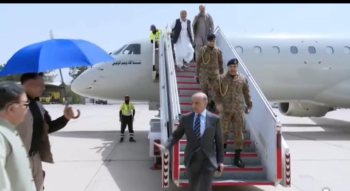 وزیرِاعظم پاکستان ایک روزہ دورے پر کوئٹہ پہنچ گئے