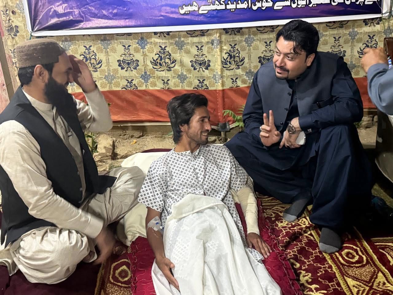 تیزاب گردی واقعے میں زخمی امدادی کارکن رزاق خان کی عیادت، حکومت بلوچستان مکمل تعاون جاری رکھے گی، ڈاکٹر ہادی کاکڑ