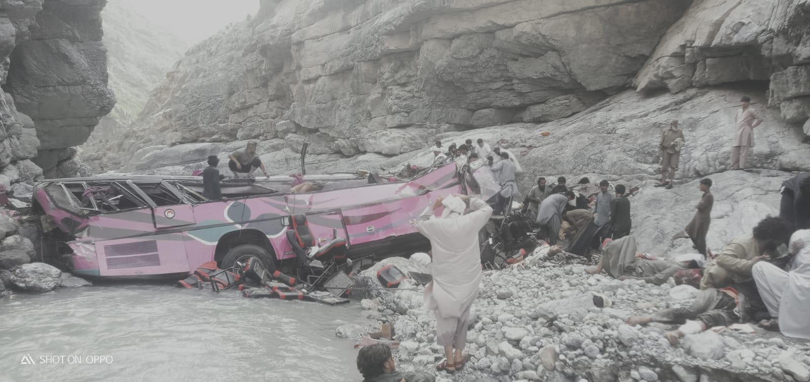 دانہ سر میں خوفناک بس حادثہ: کوئٹہ سے پشاور جانے والی کوچ کھائی میں گر گئی، 30 مسافر جاں بحق، 10 زخمی