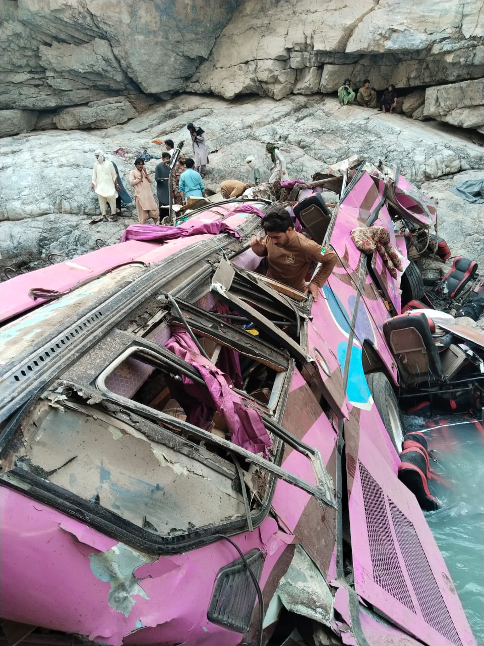 خیبرپختونخوا اور بلوچستان کے سرحدی علاقے دانہ سر میں پیش آنے والے افسوسناک بس حادثے میں 40 مسافر جاں بحق 8 زخمی ہوئے ، شاہد رند معاون وزیر اعلیٰ بلوچستان