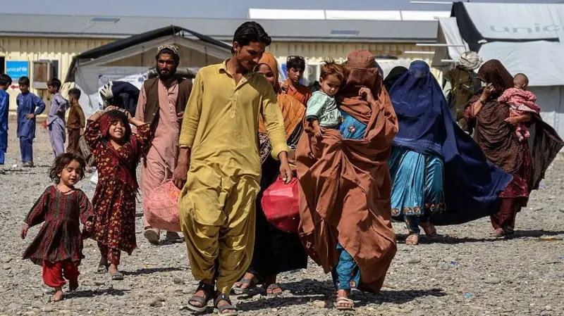10 جولائی کی ڈیڈ لائن ختم، افغان پناہ گزینوں کی واپسی جاری، غیر یقینی صورتحال برقرار