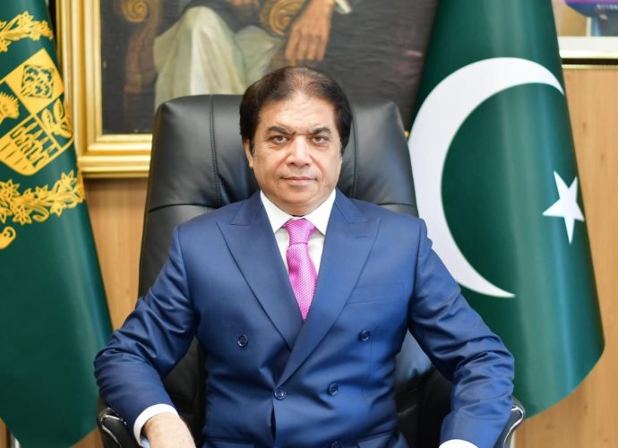 شہیدوں کی قربانیوں کو تنخواہ یا مراعات سے نہیں تولا جا سکتا،مولانا فضل الرحمان شہدا کے خاندانوں اور عوام سے معافی مانگیں، محمد حنیف عباسی
