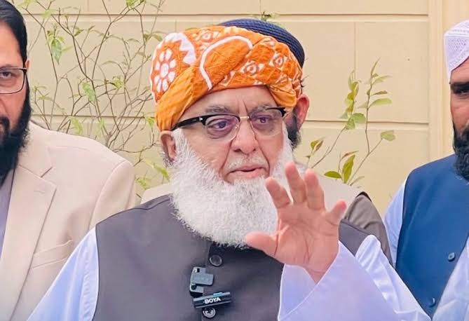 ملک سے وفاداری کا حلف اٹھایا، اپنے حق کا مطالبہ خوشامد نہیں بلکہ جمہوری حق ہے،سیاست، پارلیمنٹ اور آئین کو یرغمال بنا دیا گیا ہے: مولانا فضل الرحمن کا وکلا سے خطاب