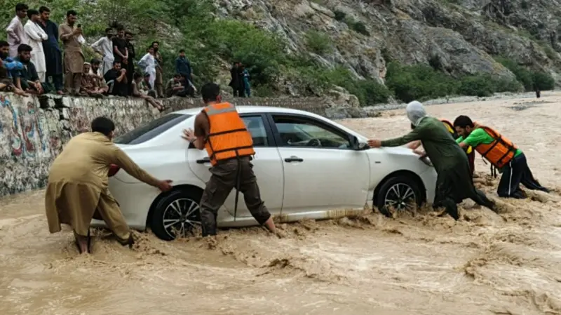خیبرپختونخوا میں 24 گھنٹوں کے دوران تیز بارش کے باعث مختلف حادثات میں 12 افراد ہلاک
