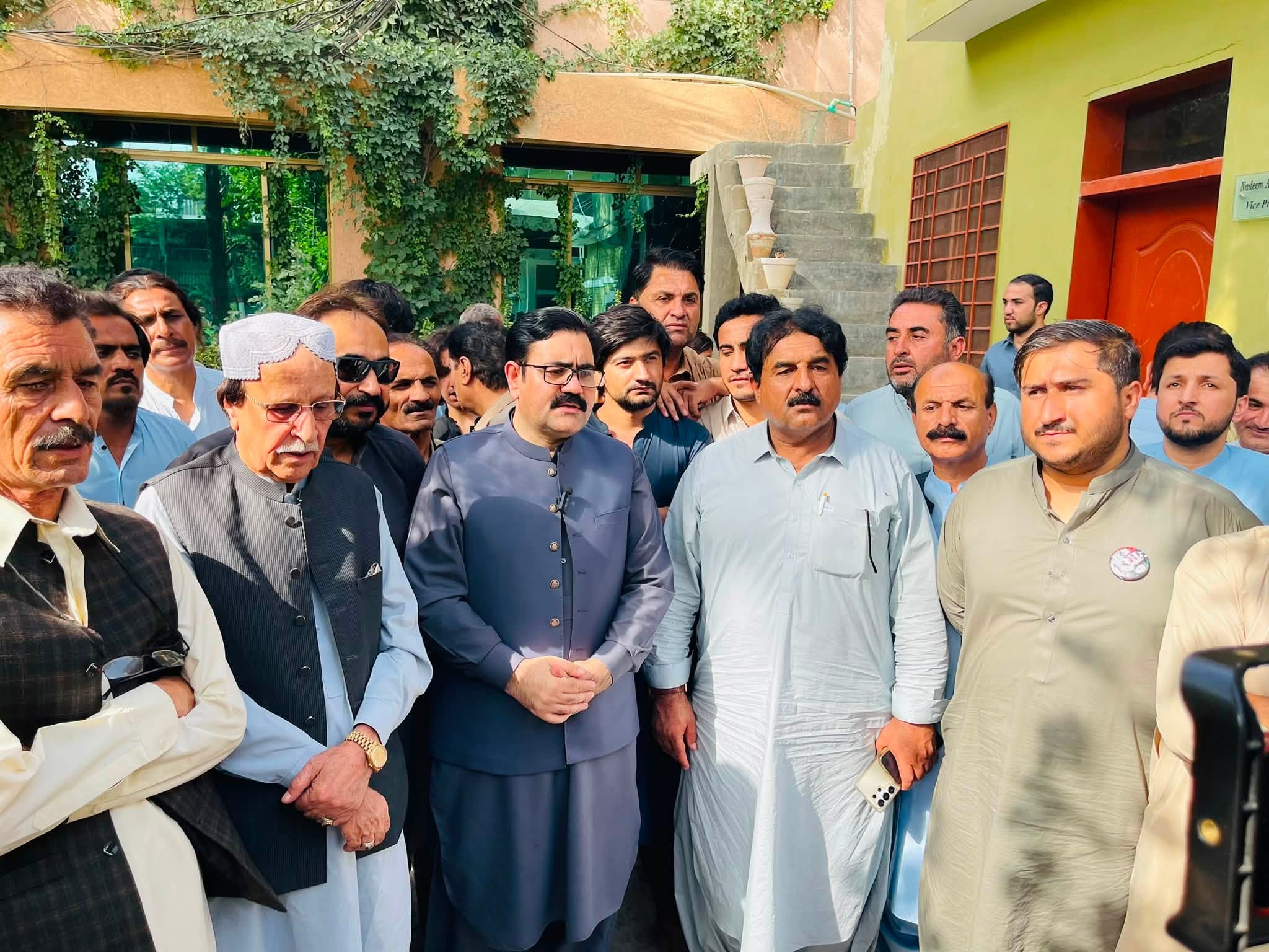 سینیٹرسردارعمر گورگیج ،صوبائی وزیر بخت محمد کاکڑ ودیگر کا کشمیر انتخابات کے سلسلے میں کوئٹہ میں قائم پولنگ اسٹیشن کا دورہ