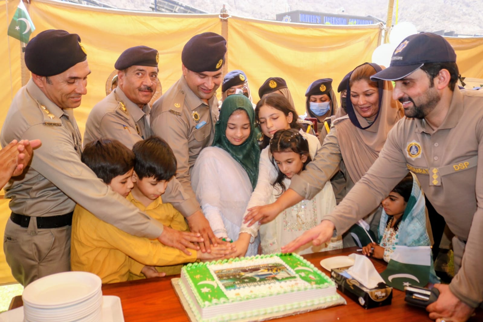 موٹروے پولیس ڈرائیونگ لائسنس اتھارٹی کوئٹہ میں یوم آزادی کی پروقار تقریب کاانعقاداور پرچم کشائی کی گئی