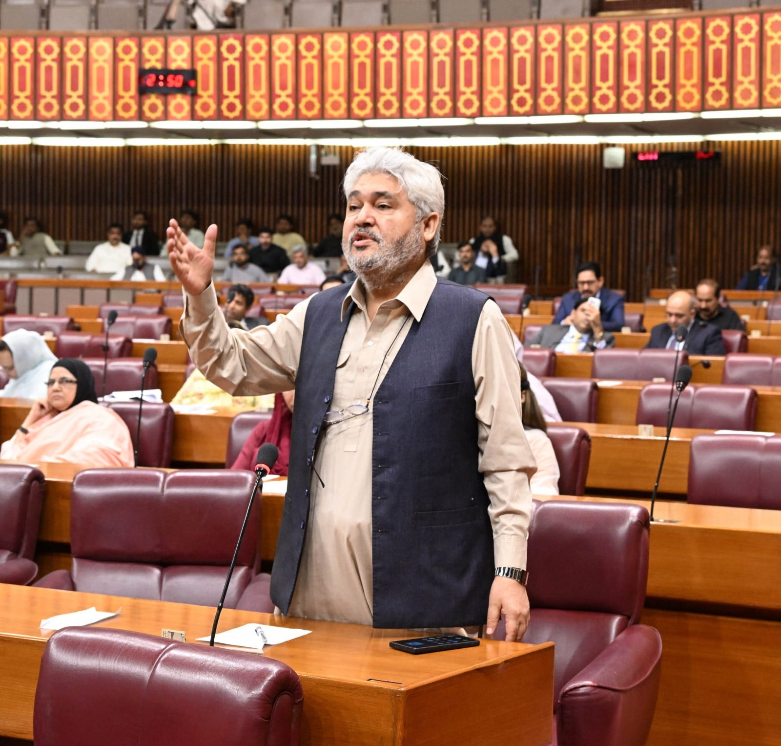 کراچی جانے والی شاہراہ ناقابلِ سفر، روڈ ڈکیتیوں اور سفری مشکلات نے بلوچستان کے عوام کو پریشان کر دیا، جمال شاہ کاکڑ