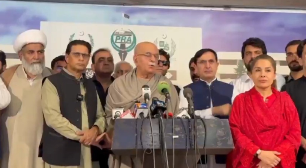 ان حالات میں ایسے مواقع ضائع کرنا غداری ہے ،متحدہ اپوزیشن کے قیام کیلئے کوششیں کررہے ہیں تاکہ اس بحران سے عوام اور فوج دونوں کی جان چھڑا سکیں: محمود خان اچکزئی