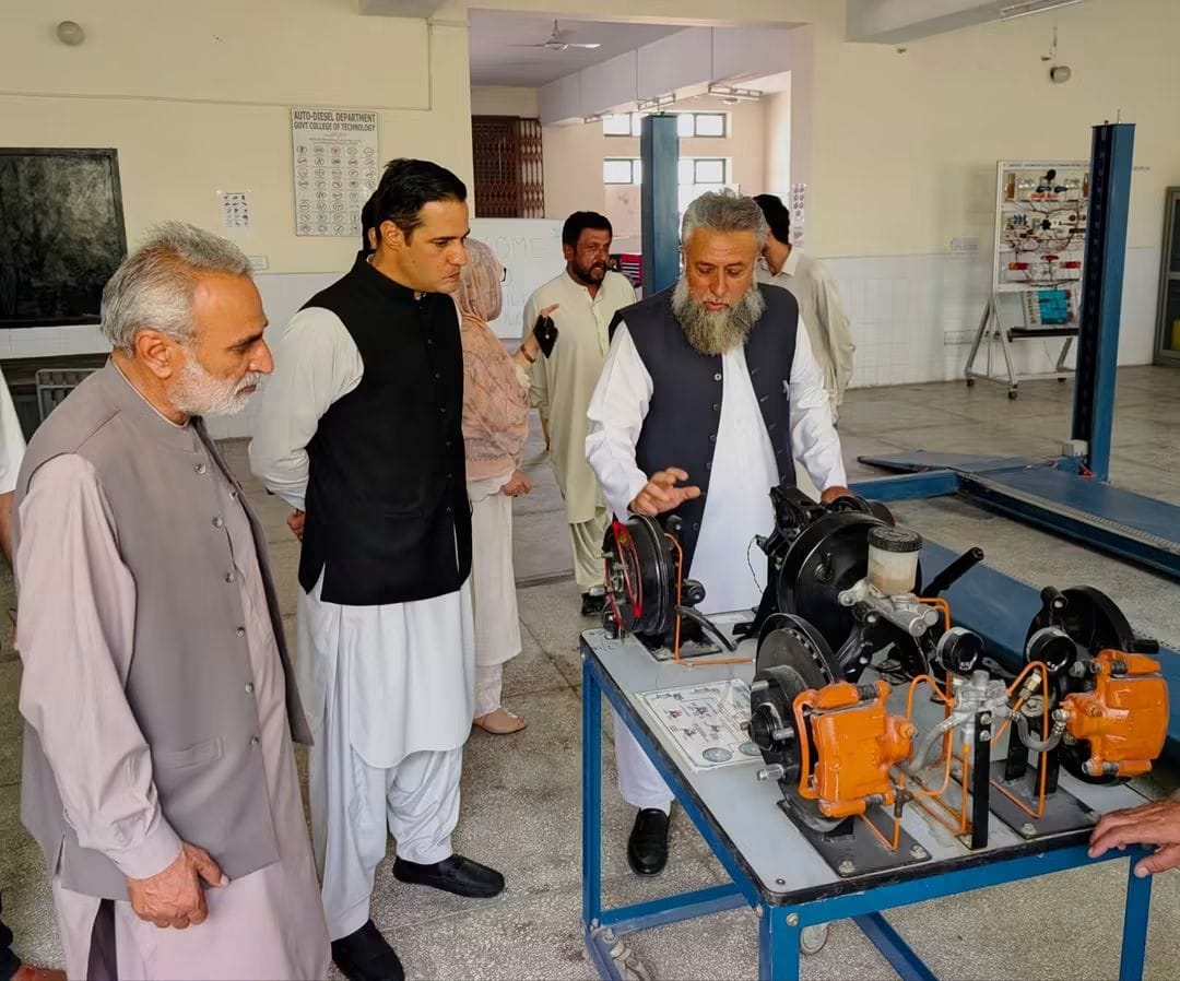 منیجنگ ڈائریکٹر بی ٹیوٹا کا گورنمنٹ کالج آف ٹیکنالوجی کا دورہ، ادارے کو جدید ماڈل انسٹیٹیوٹ بنانے کا اعادہ