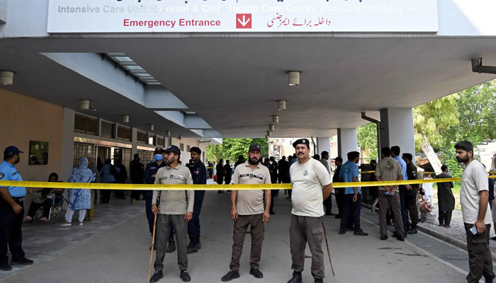 سانحہ پمز: قائمہ کمیٹی اسپتال انتظامیہ کے جوابات پر غیر مطمئن، ڈاکٹروں کو معطل اور وفاقی وزیر صحت کو مستعفی ہونے کا مشورہ