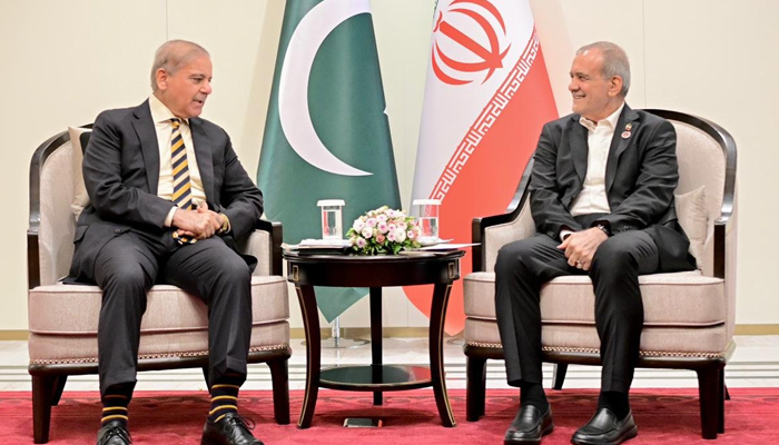 وزیراعظم کی بشکیک میں ایرانی صدر سے ملاقات، دوطرفہ تعلقات کو مزید مستحکم بنانے کی اہمیت پر زور