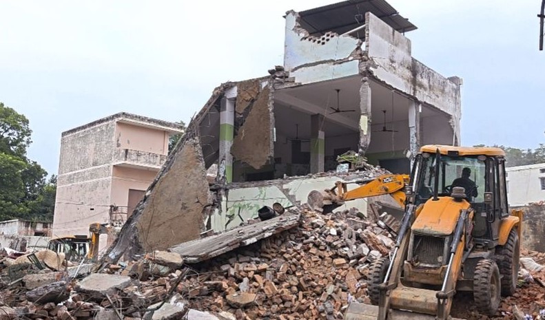 بھارتی ریاست اترپردیش میں سہارنپور کی 115 سالہ قدیم مسجد منہدم کرنے پر مودی حکومت کو سیاسی، میڈیا اور سماجی حلقوں کی جانب سے شدید تنقید کا سامنا