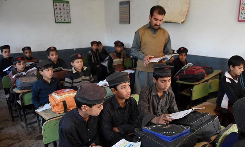 استاد کہاں کھڑا ہے؟احترام کے نعروں اور تلخ حقیقت کے درمیان
