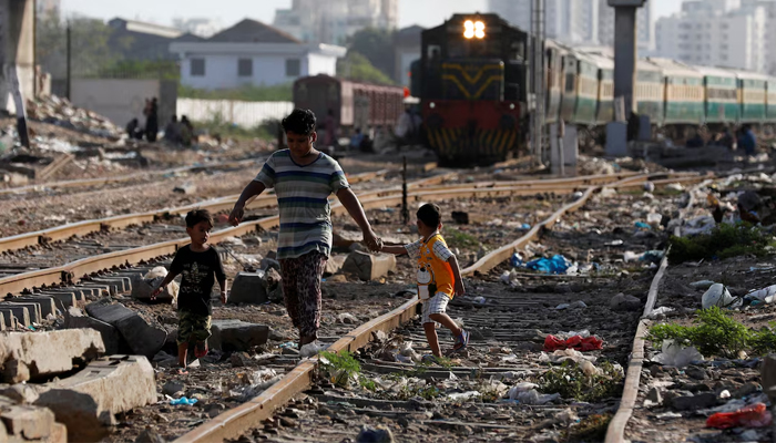 خطے کے 48 فیصد غریب پاکستان میں آباد، یومیہ آمدنی 850 روپے سے بھی کم: ورلڈ بینک کی ہوشربا رپورٹ