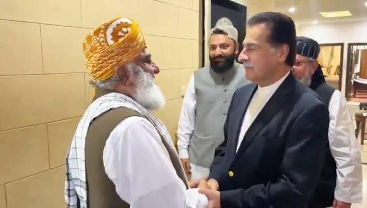 اپوزیشن سے مذاکرات کامیاب ہو گئے تھے، بدقسمتی سے پی ٹی آئی اور ان کے اتحادیوں کے درمیان ڈیڈ لاک ہوا: ایاز صادق کی فضل الرحمان سے گفتگو