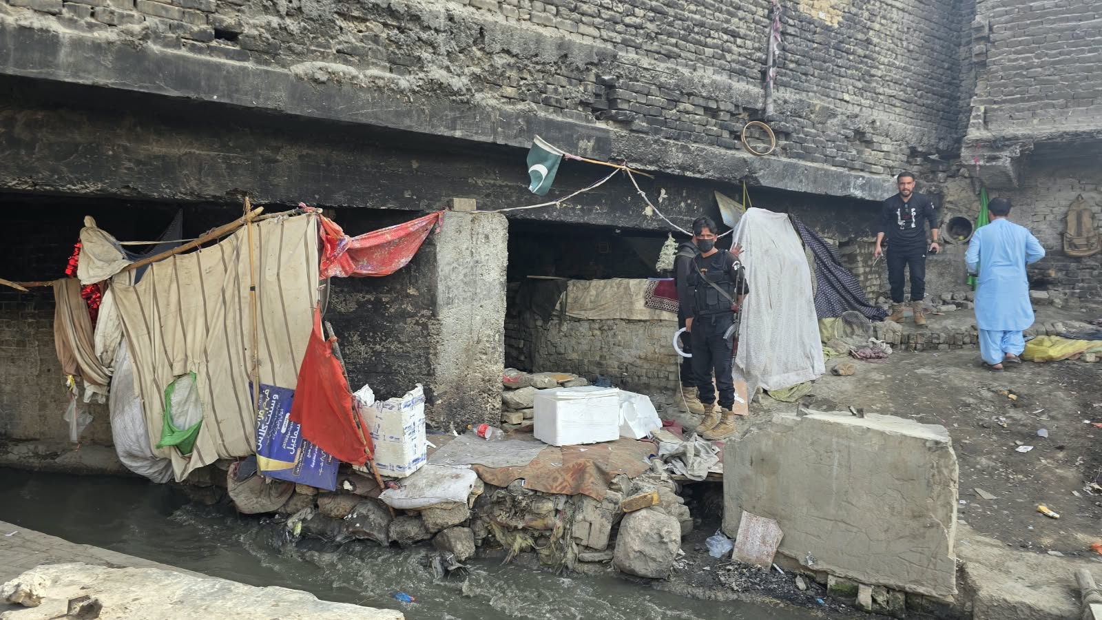کوئٹہ پولیس اور محکمہ سماجی بہبود کاسٹی نالے میں مشترکہ کریک ڈائون ،51منشیات فروشوں وعادی افراد کو گرفتارکرلیاگیا