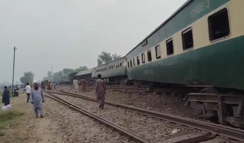 ملتان کے قریب رحمان بابا ایکسپریس کی بوگیاں پٹری سے اُتر گئیں، چار افراد ہلاک