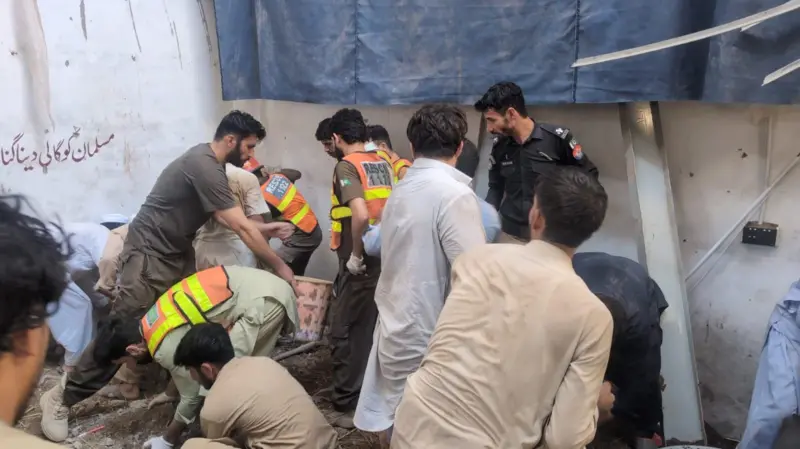 پشاور میں تین منزلہ نجی اسکول کی چھت گرنے سے 28 بچے اور ایک خاتون ٹیچر جاں بحق