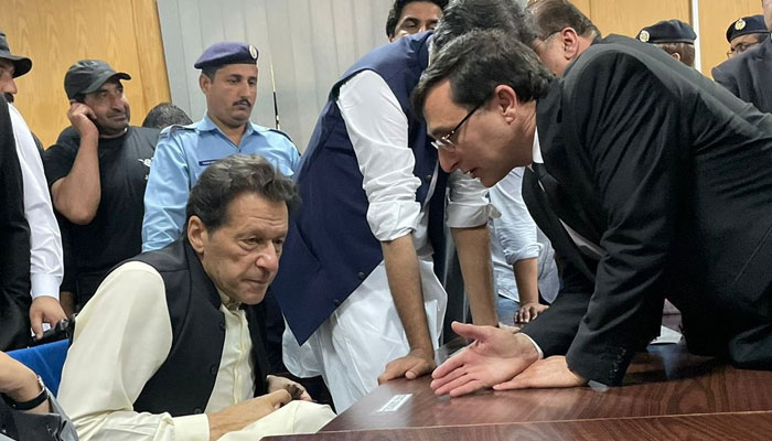 بیرسٹر گوہر کا عمران خان کے آفیشل ایکس اکاؤنٹ سے اظہار لاتعلقی