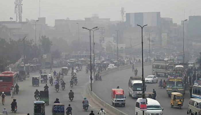 گاڑیوں کی تعداد میں 770 فیصد سے زائد اضافہ، فضائی آلودگی سنگین ہوگئی