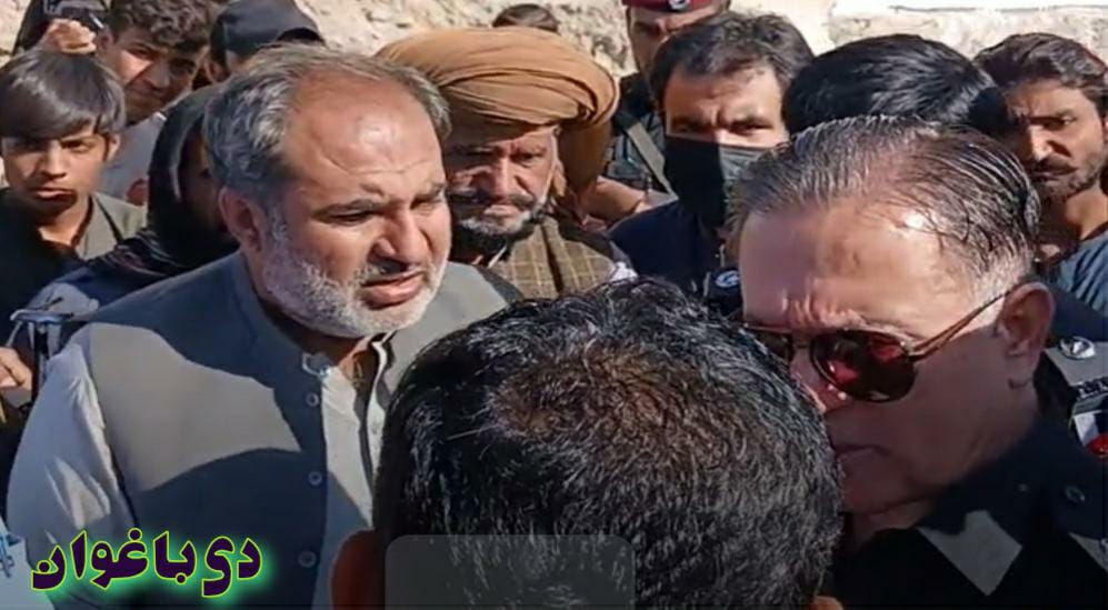 معاون برائے داخلہ بابر یوسفزئی اور ایس ایس پی آپریشنز کے مظاہرین سے کامیاب مذاکرات، سبزل روڈ ٹریفک کے لیے کھول دی گئی