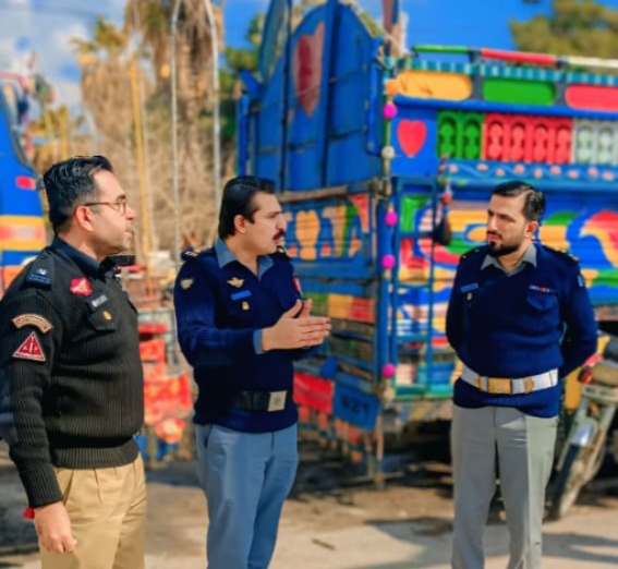 ایس ایس پی ٹریفک پولیس مرزا بلال حسن کا ریڈ زون کا دورہ صورتحال کاجائزہ