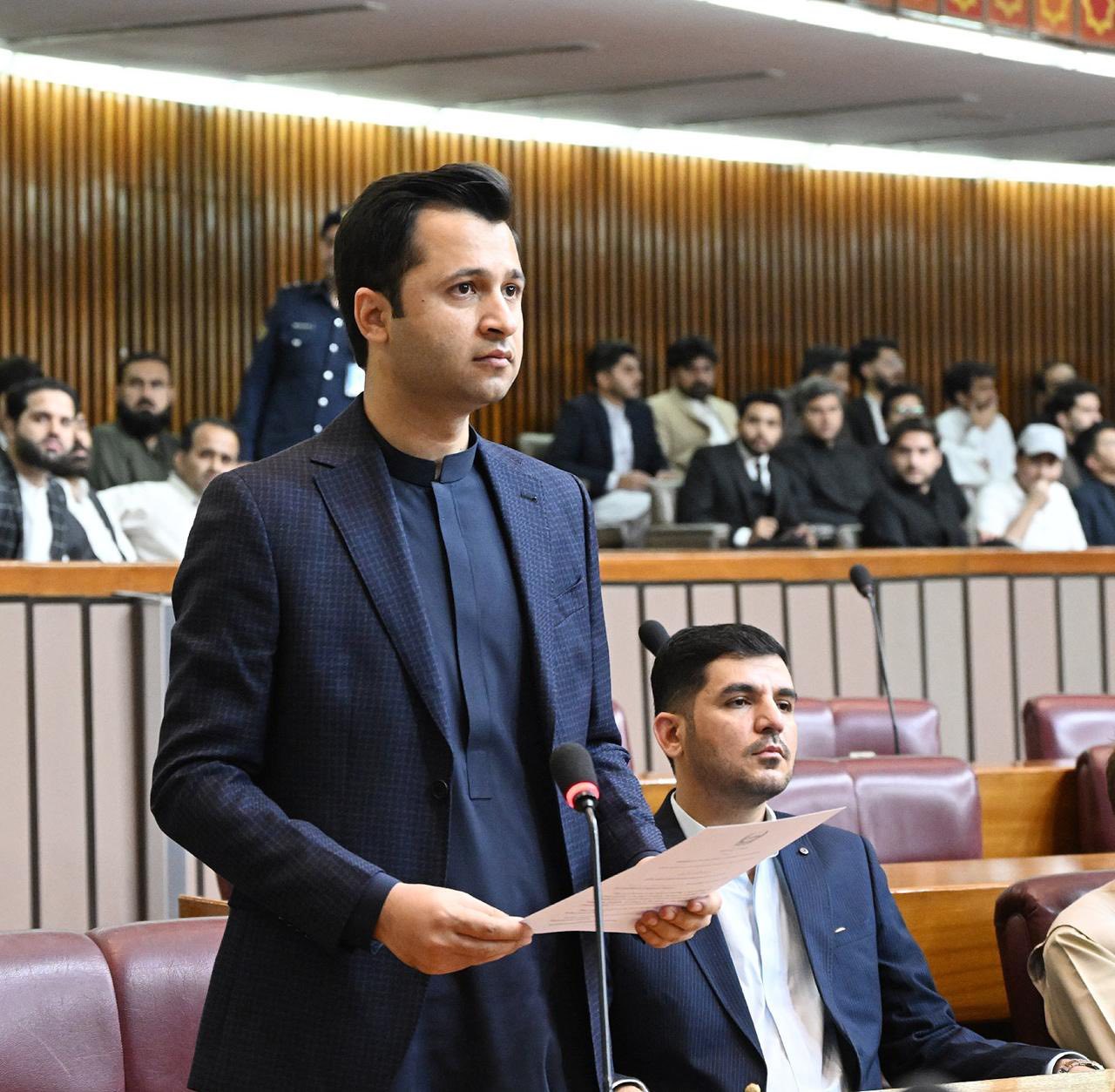 خوشحال خان کاکڑ نے قومی اسمبلی کی رکنیت کا حلف اٹھا لیا