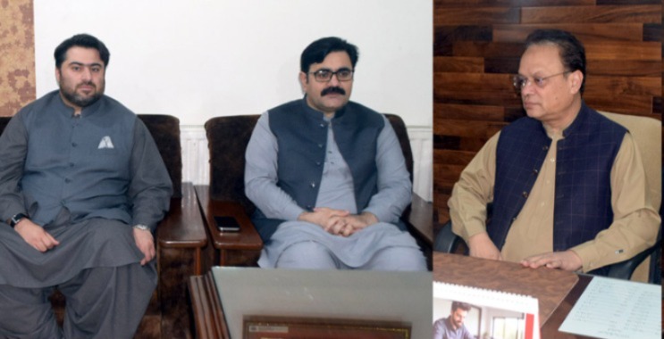 پریس کلب میں پولیس مداخلت کا واقعہ، حکومتی وفد کی پریس کلب آمد, پریس کلب اور بی یو جے قیادت سے مذاکرات، آئندہ کا لائحہ عمل موخر کرنے کی درخواست