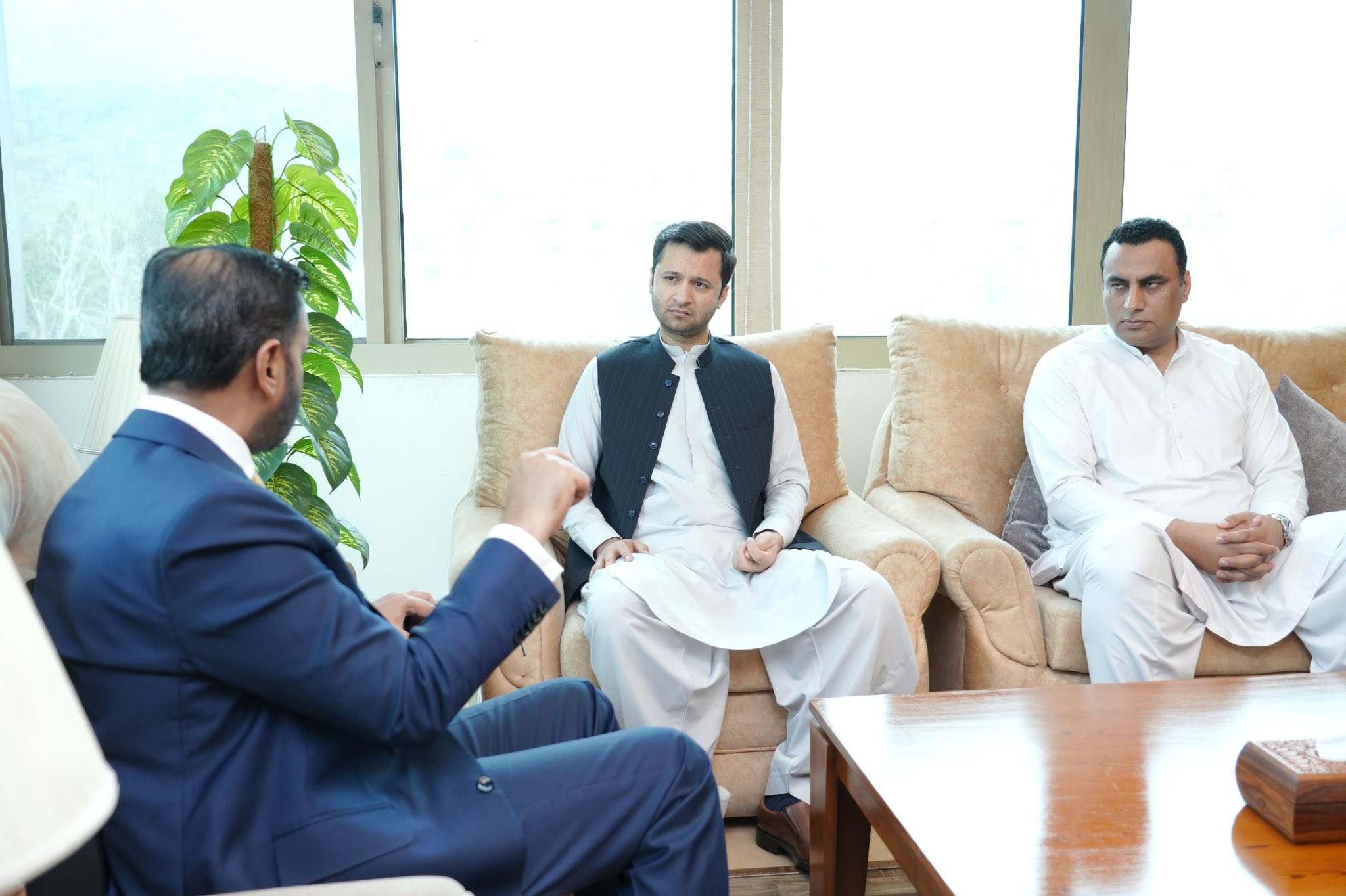 رکن قومی اسمبلی خوشحال خان کاکڑ کا وفاقی وزیر صحت مصطفی کمال سے ملاقات، فاٹا وبلوچستان کے میڈیکل طلبا کو درپیش مسائل پر گفتگو